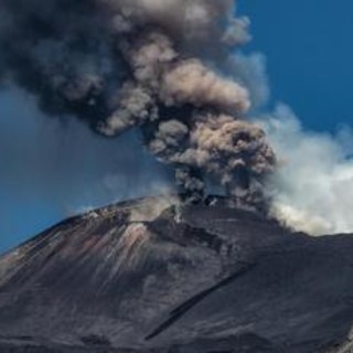 Nube di cenere sull'Etna, all'aeroporto di Catania sospese le attività di volo