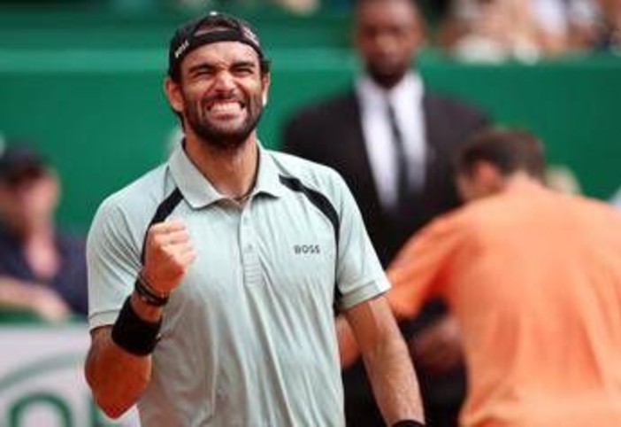 Berrettini travolge Medvedev a Montecarlo e si 'scusa' con... Carlo Verdone. Cos'è successo Berrettini travolge Medvedev a Montecarlo e si 'scusa' con... Carlo Verdone. Cos'è successo