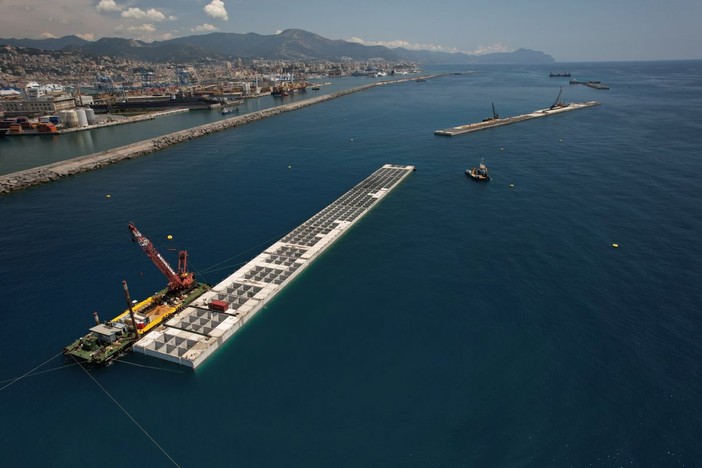 Posato il 26^ cassone della Diga Foranea di Genova Posato il 26^ cassone della Diga Foranea di Genova