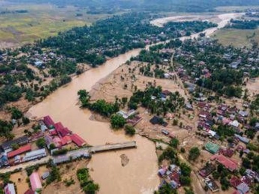 Alluvioni Indonesia e Sri Lanka, oltre 320 morti per inondazioni e frane Alluvioni Indonesia e Sri Lanka, oltre 320 morti per inondazioni e frane
