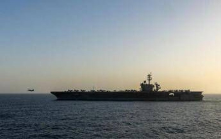 Iran, tre petroliere in fiamme nello Stretto di Hormuz dopo l'urto con mine Iran, tre petroliere in fiamme nello Stretto di Hormuz dopo l'urto con mine