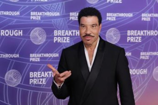 Lionel Richie ferma il concerto per un malore: "Non era in condizioni di continuare"