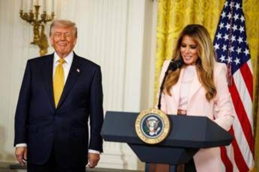 Melania Trump cita l''empatia' del marito: scattano le risate alla Casa Bianca Melania Trump cita l''empatia' del marito: scattano le risate alla Casa Bianca