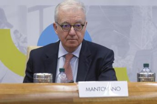 Truffa su Whatsapp, falsi messaggi attribuiti a Mantovano: la nota di Palazzo Chigi Truffa su Whatsapp, falsi messaggi attribuiti a Mantovano: la nota di Palazzo Chigi
