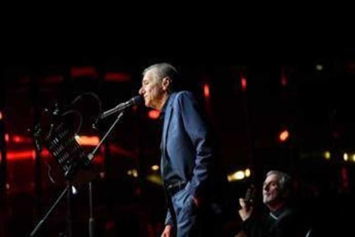 Ricerca, Vecchioni: "Un messaggio di speranza per chi convive con sclerosi multipla" Ricerca, Vecchioni: "Un messaggio di speranza per chi convive con sclerosi multipla"