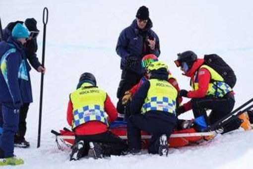 Milano Cortina, paura per Liu Jiayu: la snowboarder cade male e viene portata via in barella Milano Cortina, paura per Liu Jiayu: la snowboarder cade male e viene portata via in barella
