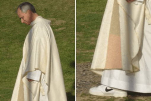 Papa Leone XIV indossa le Nike, sotto la veste sacra spuntano le sneakers: la foto virale Papa Leone XIV indossa le Nike, sotto la veste sacra spuntano le sneakers: la foto virale