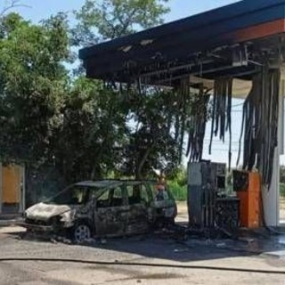 Cosenza, strage di migranti sulla Ss 106: 4 corpi carbonizzati in auto. Si indaga per omicidio Cosenza, strage di migranti sulla Ss 106: 4 corpi carbonizzati in auto. Si indaga per omicidio