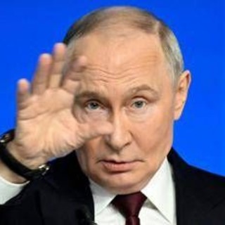 Putin incontra la stampa: "Ucraina si rifiuta di porre fine a guerra con mezzi pacifici" Putin incontra la stampa: "Ucraina si rifiuta di porre fine a guerra con mezzi pacifici"