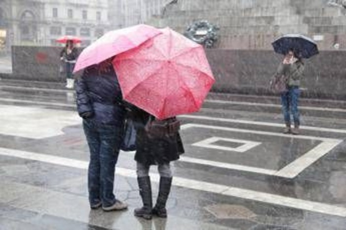 Meteo, weekend di freddo e maltempo: crollano le temperature, temporali e neve a 1.000 metri Meteo, weekend di freddo e maltempo: crollano le temperature, temporali e neve a 1.000 metri