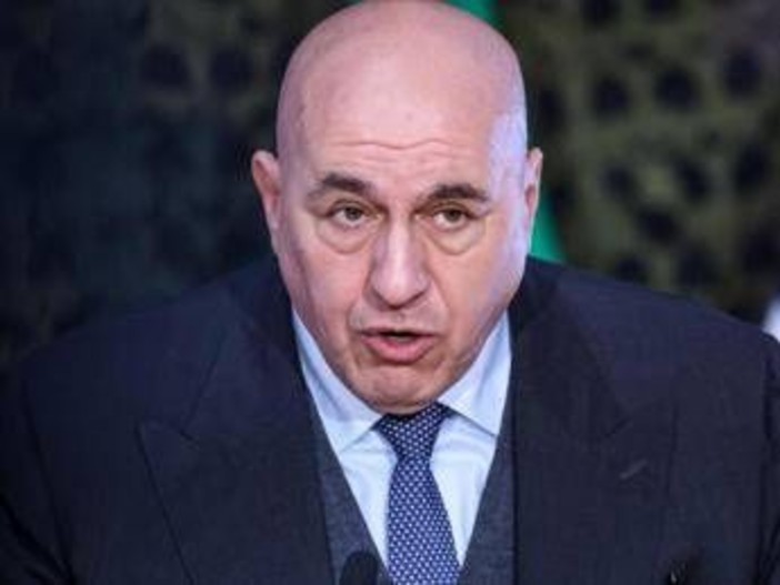 Crosetto rientra da Dubai: "Torno con volo militare, pago io cifra tripla"