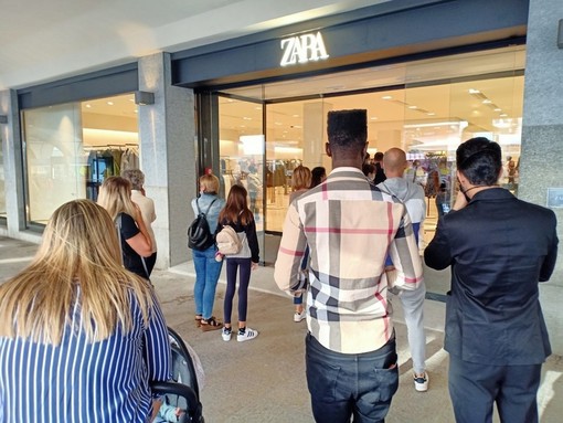 Zara abbassa i premi: lavoratori scioperano con presidio davanti al negozio di via Roma
