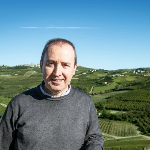 Don Gianluca Zurra prende il testimone da don Claudio Carena Don Gianluca Zurra prende il testimone da don Claudio Carena