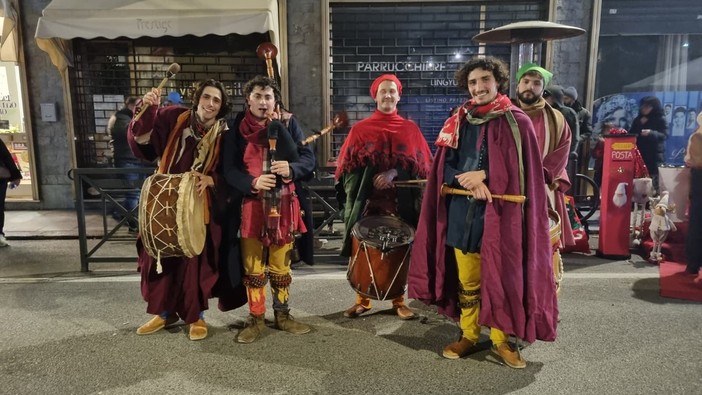 Bra si è animata al suono della zampogna e dei musici di Natale Bra si è animata al suono della zampogna e dei musici di Natale